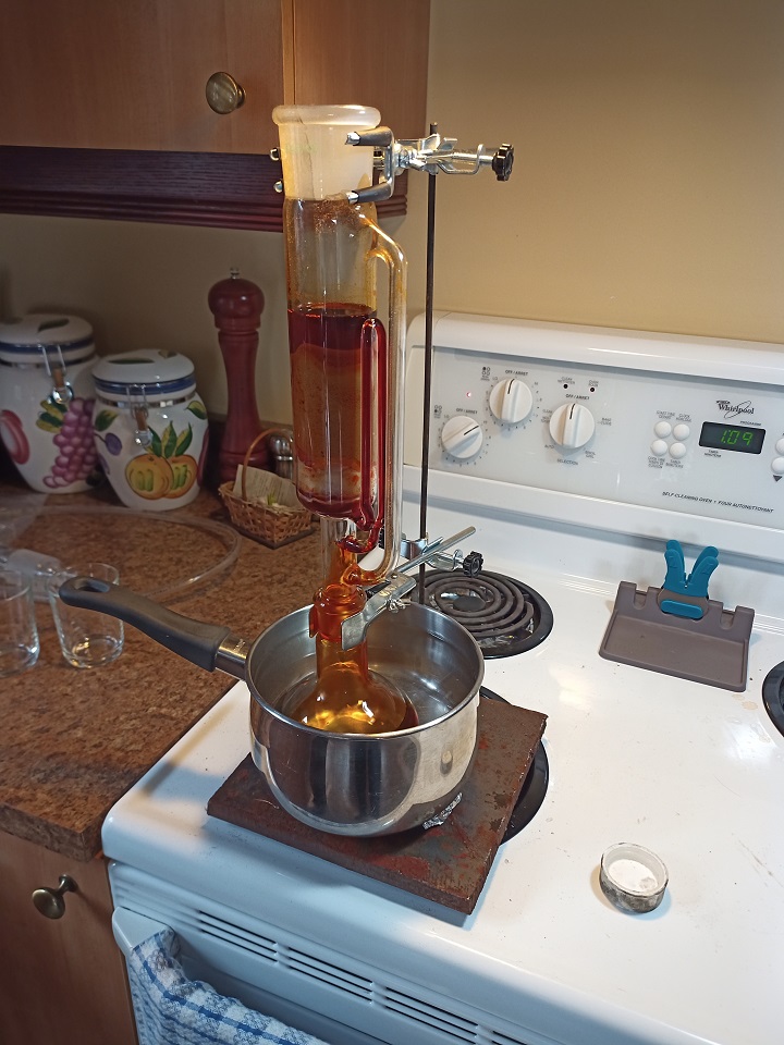 extractor containing chili pepper powder and acetone